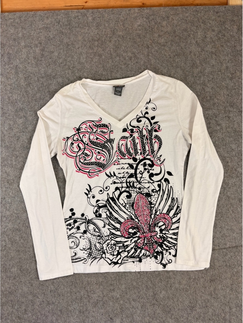Vintage Y2K Fleur De Lis white V neck graphic long sleeve top size large